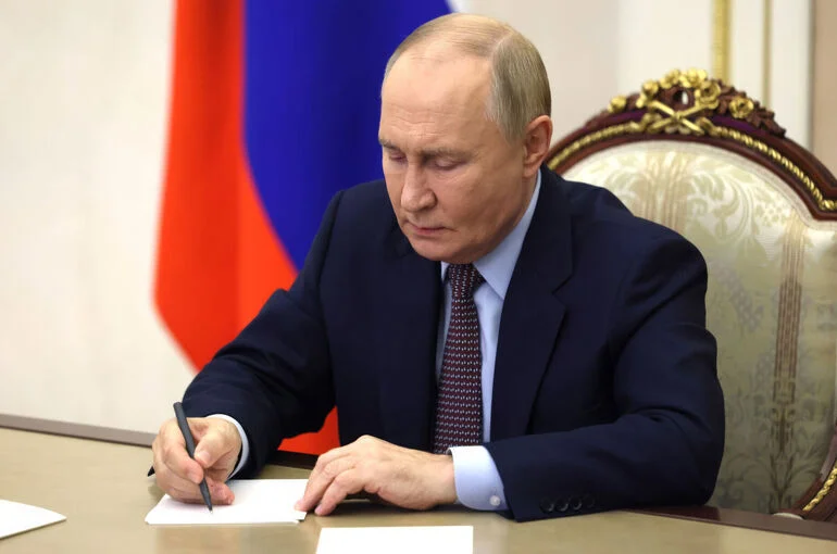 Путин ввел уголовное наказание за подделку справок об опасных болезнях