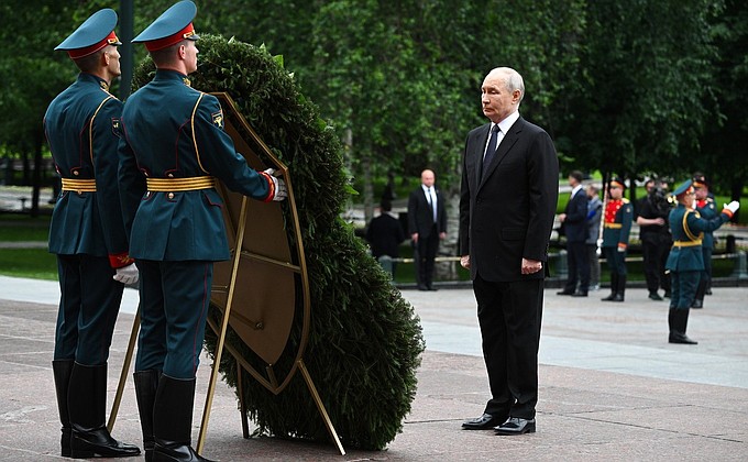 Возложение Президентом РФ Владимиром Путиным венка к Могиле Неизвестного Солдата